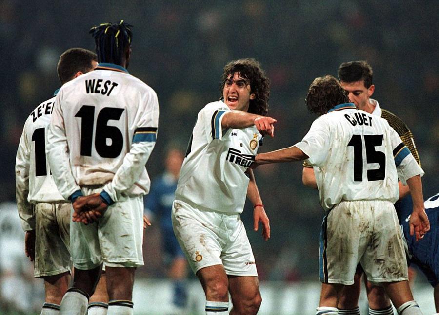 Nu de puține ori, Taribo West era certat de colegii săi de la Inter în timpul meciurilor / Foto: Imago Fostul elev al lui Mircea Lucescu lovește iar: „Eram mai bun decât Maldini și Costacurta!” » Replica de milioane