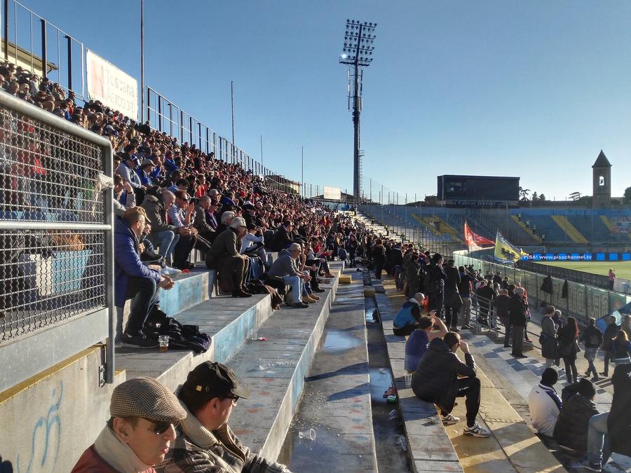 Stadionul din Pisa în versiunea veche, înainte de montarea scaunelor pe întreg stadionul Sanctuarul decăzut al lui Mircea Lucescu! Imagini cu un complex suferind: tencuieli prăbușite, fisuri și două falimente