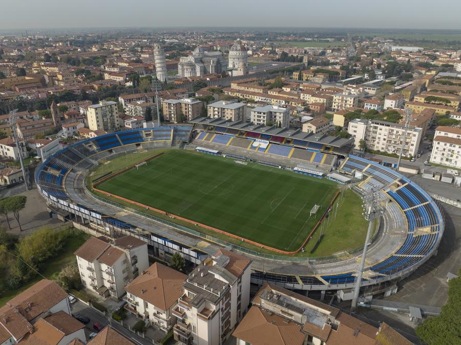 Stadionul din Pisa și, în plan secundar, faimoasa Piazza dei Miracoli, locul unde se află Turnul Înclinat și Domul Sanctuarul decăzut al lui Mircea Lucescu! Imagini cu un complex suferind: tencuieli prăbușite, fisuri și două falimente