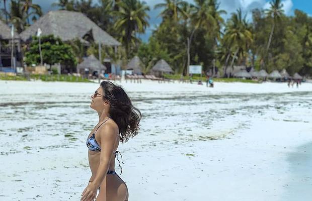Sportiva română a ajuns în Zanzibar și a trăit un coșmar: „Apă deloc, fără ușă la baie, furnici peste tot. Mi-a «dispărut» și costumul de baie!”
