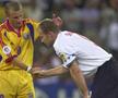 Alan Shearer și Dorinel Munteanu, după meciul Anglia - România de la Euro 2000 // foto: Guliver/gettyimages