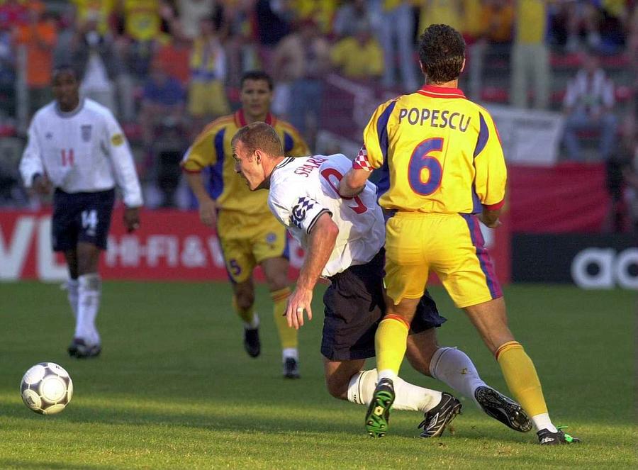 Shearer, în duel cu Gică Popescu în meciul din 20 iunie 2000 // foto: Guliver/gettyimages „O cicatrice, o pată, o insignă de dezonoare” » Mărturie-eveniment a fostului mare atacant englez, despre meciul istoric cu România: „Amintirea mă umple de dezgust de sine. Mă trec fiorii când scriu”