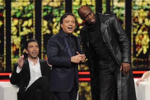 Taribo West, alături de Gianluigi Buffon, la showul milanez Chiambretti Night / Foto: Imago
