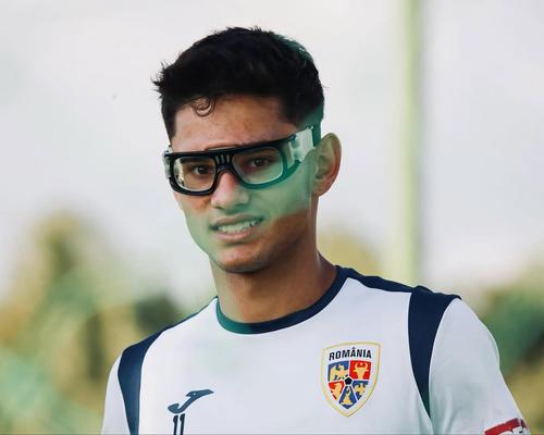 Narcis Ilaș, 18 ani, și-a câștigat un loc de titular la FC Botoșani și se află în circuitul naționalelor de juniori ale României. Foto: instagram.com/ilascosmin37/?hl=en