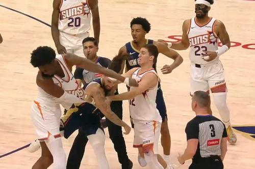 Jose Alvarado și Mark Williams și-au împărțit pumni în duelul Pelicans - Suns/Foto: captură X