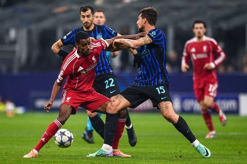 Francesco Acerbi și Henrikh Mkhitaryan, ambii trecuți de 36 de ani, în meciul din Liga Campionilor pierdut de Inter cu Liverpool (0-1) / Foto: Imago
