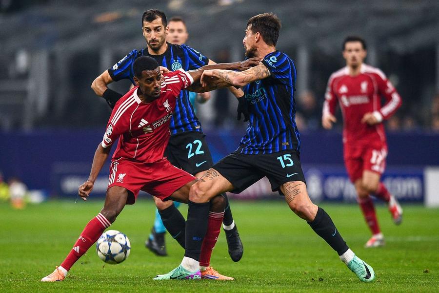 Francesco Acerbi și Henrikh Mkhitaryan, în meciul din Liga Campionilor pierdut de Inter cu Liverpool (0-1) / Foto: Imago Cristi Chivu îi prelungește cariera! » Excepția pe care Inter o va face cu unul dintre „veteranii” nerazzurrilor