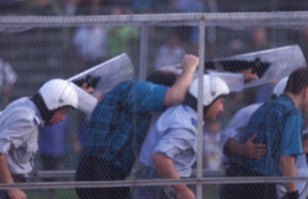 „Unul mușca din gratii! Ziceau că ne omoară” » Dezvăluiri după o partidă cu cântec din România: „Au dedus că noi le-am dat meciul”