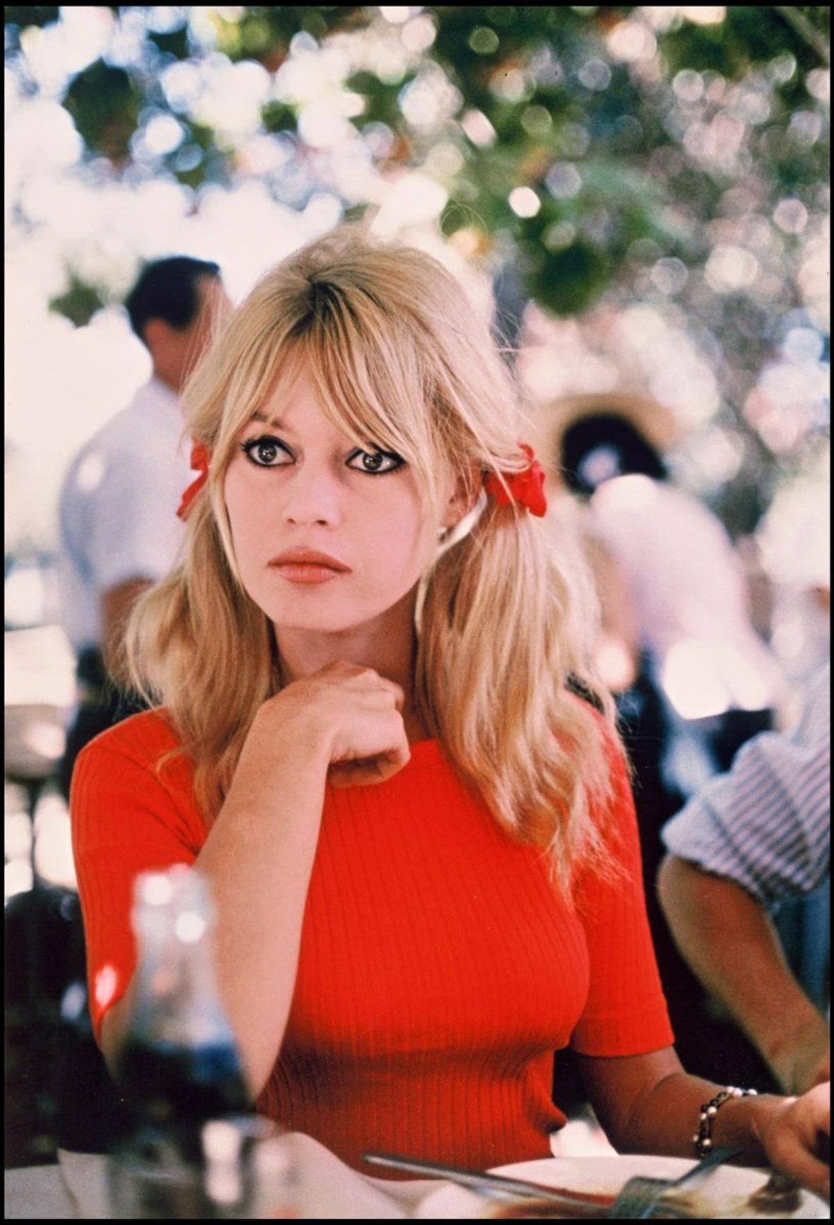 Legendara actriță Brigitte Bardot și sportul: a dat lovitura de start a unui meci în care juca Pele, a schiat, a criticat organizarea Jocurilor Olimpice la Paris