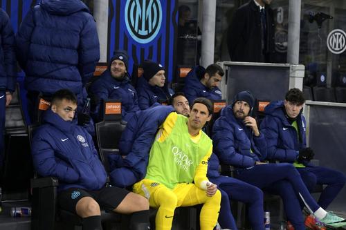 O bancă de rezerve a lui Inter, pe care se găsesc și Yann Sommer, Francesco Acerbi și Henrikh Mkhitaryan, toți trecuți de 36 de ani / Foto: Imago
