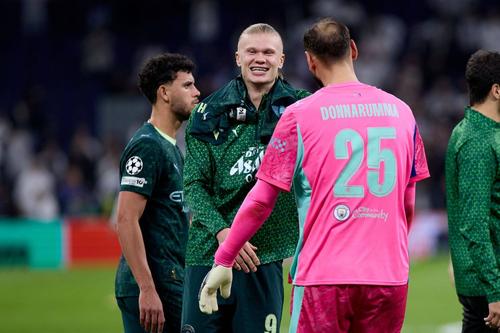 După opt victorii consecutive în toate competițiile, golgheterul Erling Haaland și portarul Gianluigi Donnarumma au toate motivele să se distreze la final de 2025 / Foto: Imago