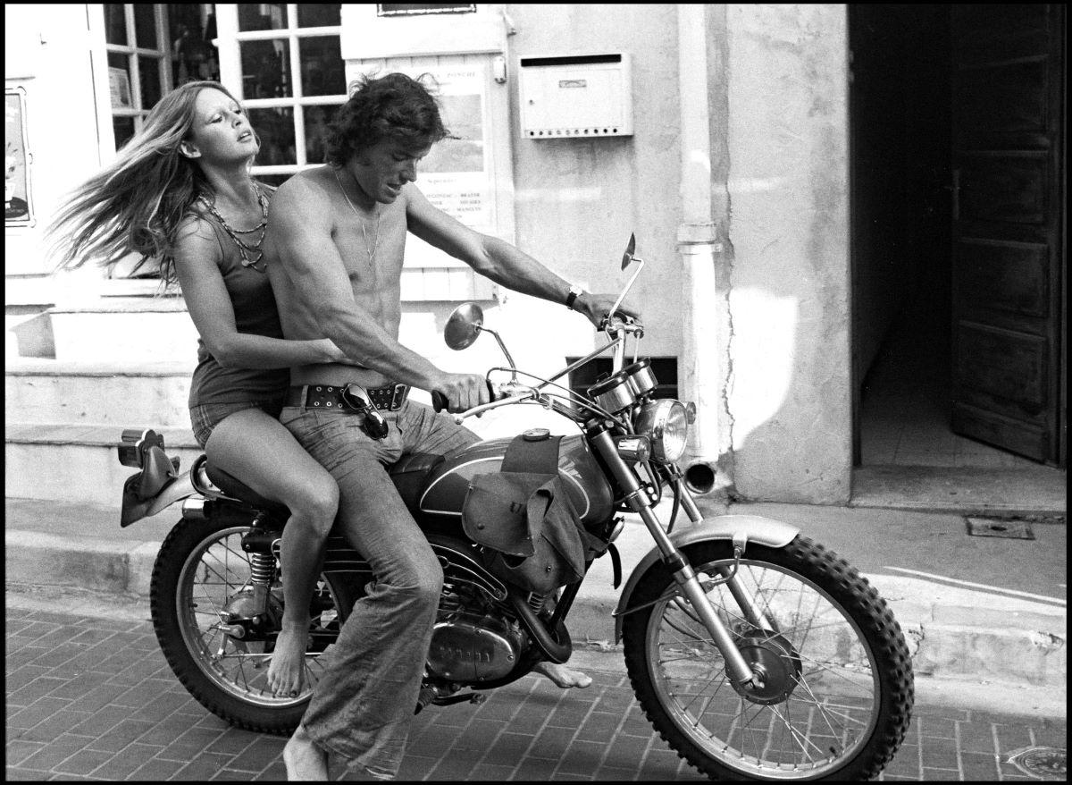 Legendara actriță Brigitte Bardot și sportul: a dat lovitura de start a unui meci în care juca Pele, a schiat, a criticat organizarea Jocurilor Olimpice la Paris