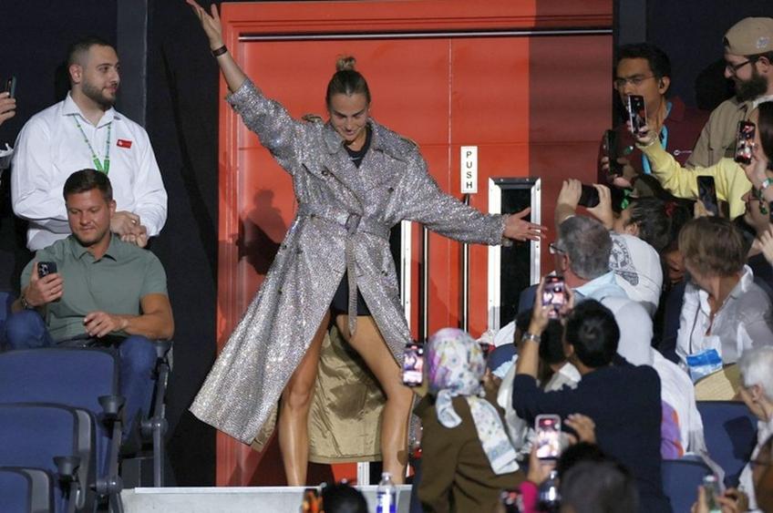 Aryna Sabalenka, în momentul intrării în arena din Dubai