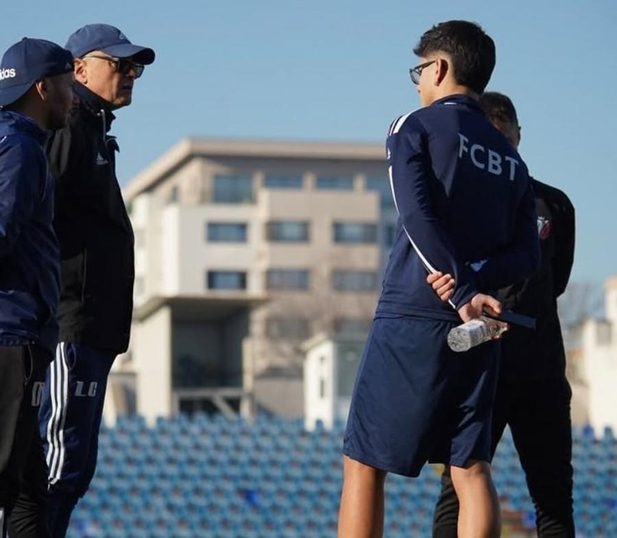 Narcis Ilaș, ochi și urechi la indicațiile „tatălui” său, antrenorul Leo Grozavu Foto: instagram.com/ilascosmin37/?hl=en Povestea incredibilă a lui „Edgar Davids de România”: „Mă punea învățătoarea să citesc de pe tablă și nu vedeam din bancă” + „Când am intrat în vestiar cu Immobile, nu mai știam nici să mă încalț”
