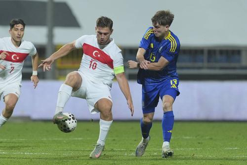 Semih Kilicsoy (stânga), căpitanul naționalei de tineret a Turciei, în meciul cu Ucraina U21 (1-0) din preliminariile EURO / Foto: Imago