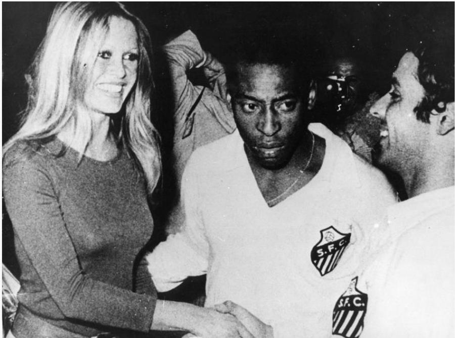 Brigitte Bardot și Pele în 1973 Legendara actriță Brigitte Bardot și sportul: a dat lovitura de start a unui meci în care juca Pele, a schiat, a criticat organizarea Jocurilor Olimpice la Paris