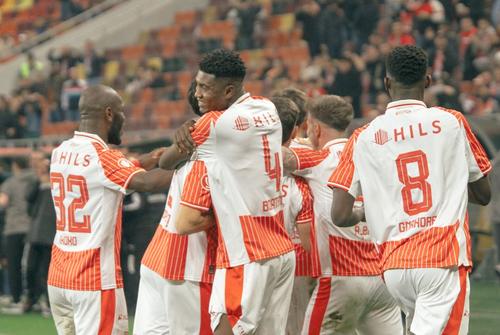 Bucuria dinamoviștilor din meciul cu CFR Cluj (Kennedy Boateng, cu numărul 4) // FOTO: Facebook @Dinamo Bucuresti