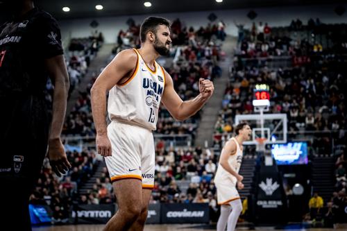 Emanuel Cățe, double-double în victoria Murciei cu Granada/Foto: X (UCAM Murcia)