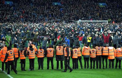 VIDEO Nebunie pe „Villa Park”! Fanii au invadat terenul și i-au luat pe sus pe jucători după calificarea dramatică în finala Cupei Ligii