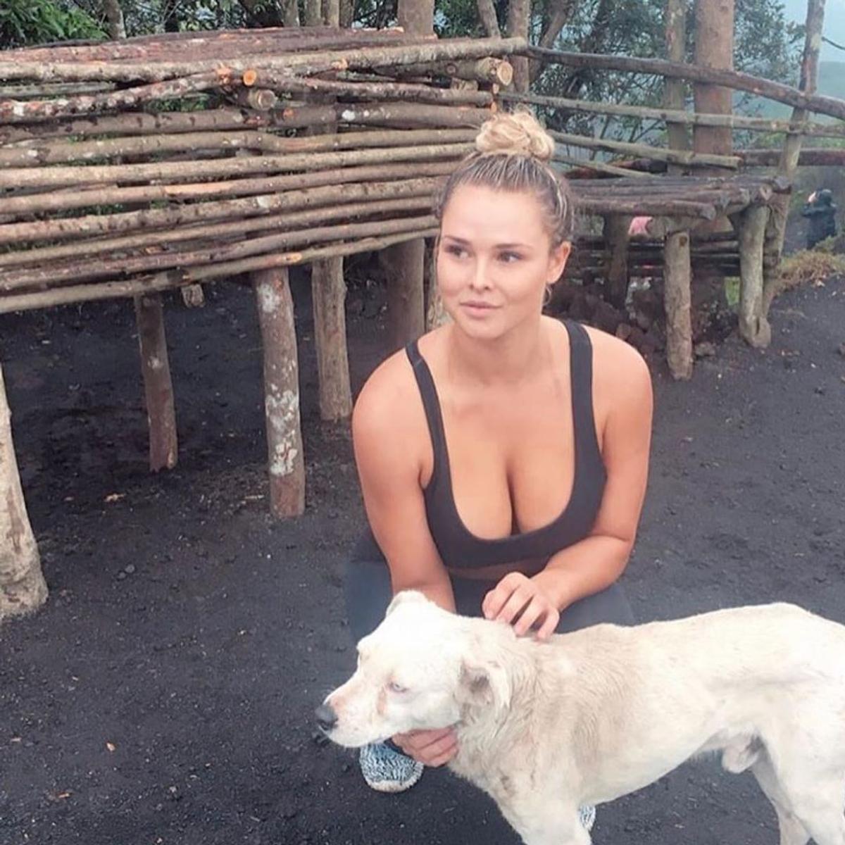 VIDEO + FOTO Kinsey Wolanski a comis-o din nou: a intrat dezbrăcată pe pârtie cu un mesaj la adresa lui Kobe Bryant