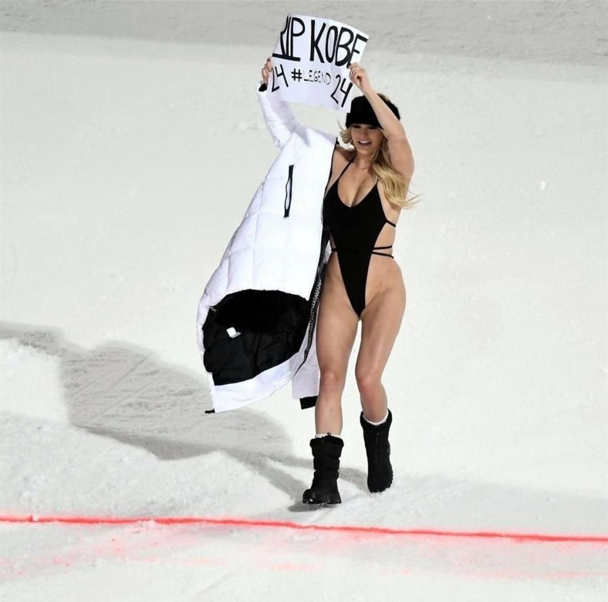 VIDEO + FOTO Kinsey Wolanski a comis-o din nou: a intrat dezbrăcată pe pârtie cu un mesaj la adresa lui Kobe Bryant