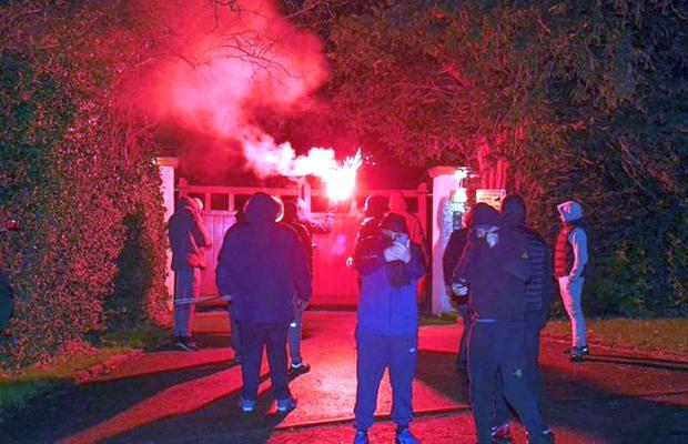 Huliganii lui Manchester United au mers acasă peste șeful clubului și l-au amenințat cu moartea!