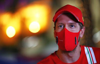Și-a lăsat părul la Ferrari? :) Sebastian Vettel surprinde cu noul look: fanii au glumit pe seama lui pe internet