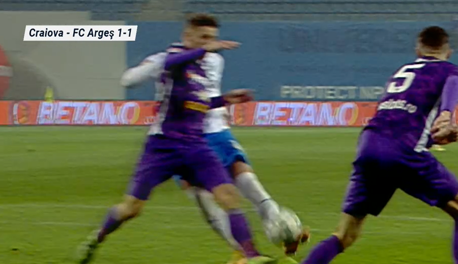 Viciere de rezultat la Craiova - FC Argeș! Ion Crăciunescu: „E penalty!” » Fault BRUTAL nesancționat