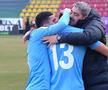 Denis Ciobotariu își îmbrățișează tatăl, după primul gol la Voluntari / FOTO: Captură @Telekom Sport