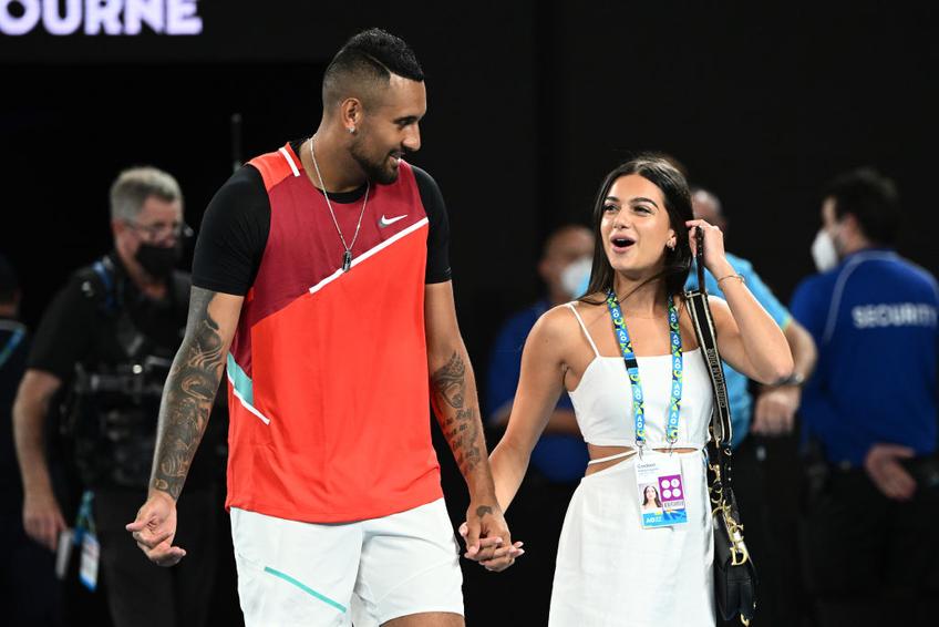 Nick Kyrgios nu a mai așteptat petrecerea din oraș și a oferit imagini incendiare chiar pe arena Rod Laver.  Rebelul tenisului australian s-a sărutat pasional cu noua lui parteneră, Costeen Hatzi,