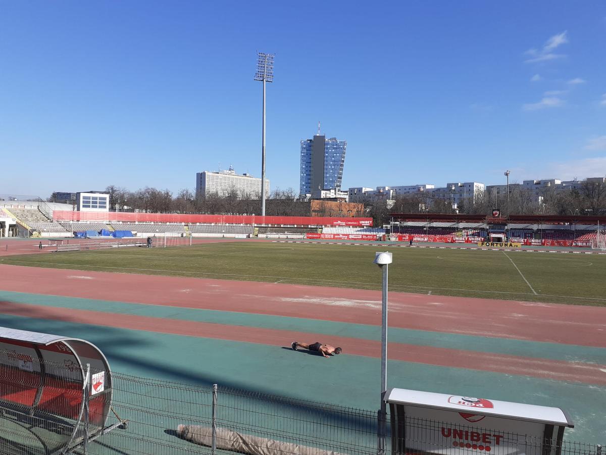 Gazonul de pe stadionul „Ștefan cel Mare” înainte de Dinamo - FCSB