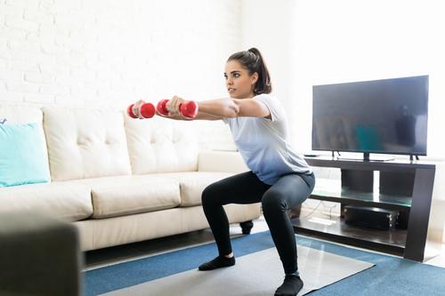 Noul trend: sala de forță s-a mutat acasă, tot mai mulți oameni fac  fitness la domiciliu / Foto: Getty Images