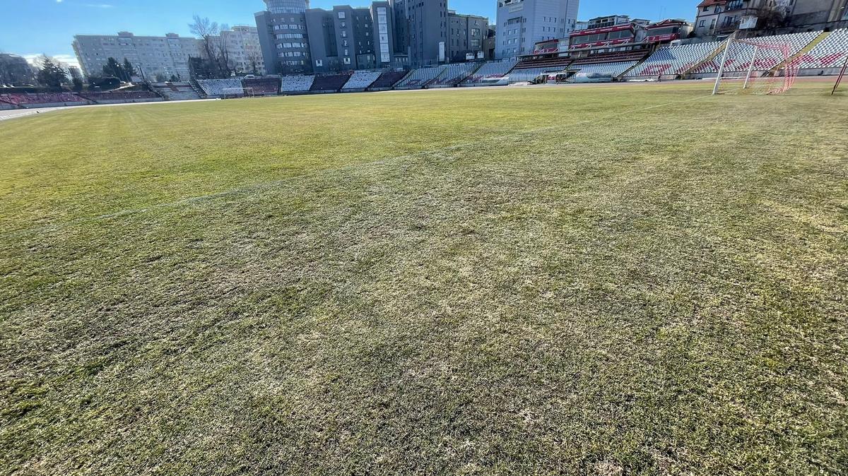 Gazonul de pe stadionul „Ștefan cel Mare” înainte de Dinamo - FCSB