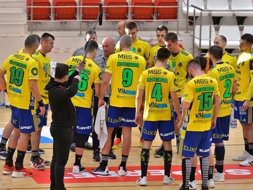 Handbaliștii de la Potaissa Turda la un timeout FOTO sportpictures