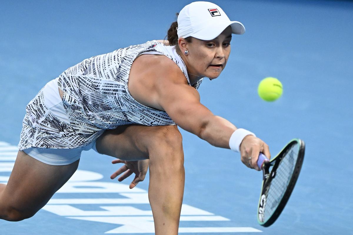 Dezvăluiri tari în cartea lui Barty » Halep i-a dat primul mesaj după titlul de la Wimbledon: „Am știut cu cine am de-a face!” + cu ce jucătoare de top avea „o relație complicată”