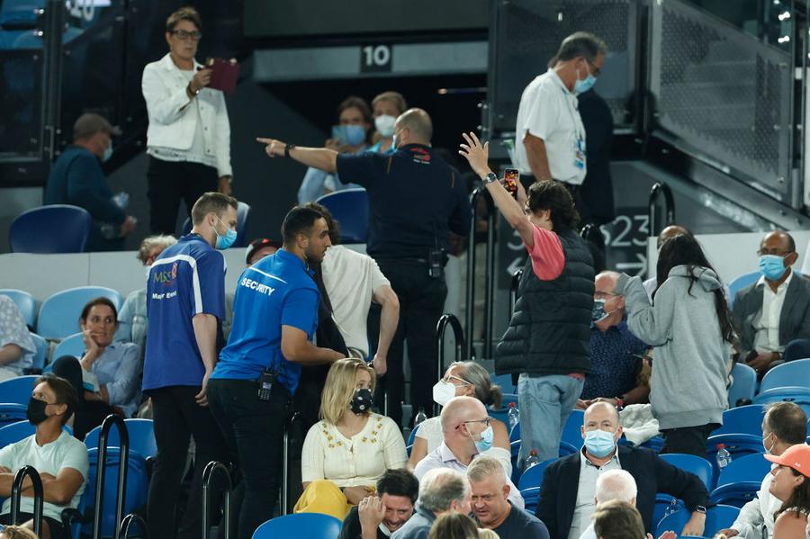 Momentul în care fanii gălăgioși sunt dați afară din arenă Rebelii Kyrgios și Kokkinakis, campioni la Australian Open » Momentul care a stricat finala: „Dați-i afară din arenă!”