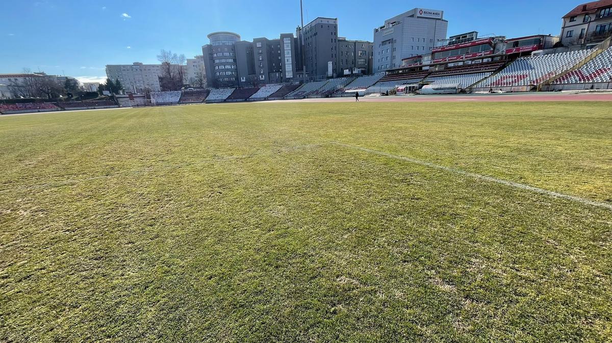 Gazonul de pe stadionul „Ștefan cel Mare” înainte de Dinamo - FCSB