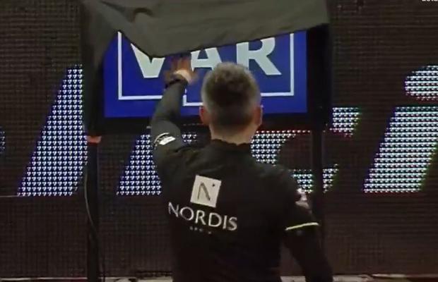 Hațegan și Feșnic, mai inspirați decât arbitrii din Premier League » Motivul pentru care au anulat reușita lui Octavian Popescu