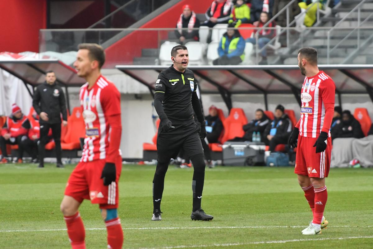 Peluza Sud a Craiovei, comunicat amenințător, la două ore după ce a provocat oprirea meciului cu Sepsi: „Nu vom permite niciodată ca un astfel de meci să aibă loc în România”