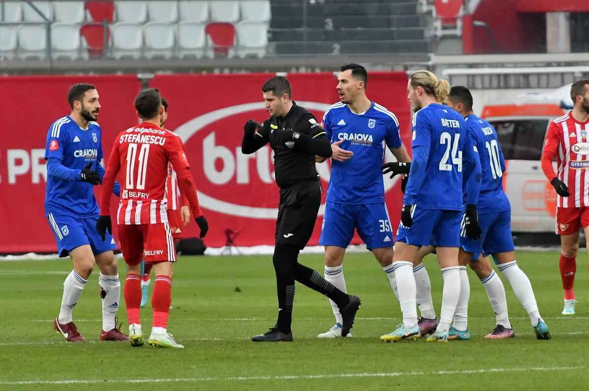 Sepsi - FCU Craiova, OPRIT DEFINITIV, în min. 26, din cauza scandărilor xenofobe! Așa ceva nu s-a mai întâmplat în Liga 1!