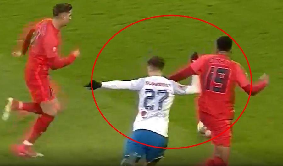 Omrani îl blochează evident pe Borza / FOTO: Captură TV @Digi Sport 1 Olaru și Cordea au acuzat după eșecul cu Farul: „Și-a bătut joc de noi azi” + Hagi le-a răspuns imediat: „E mai plauzibil ce zic eu!”