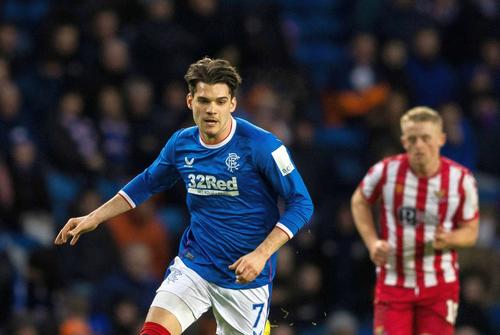 Michael Beale (42 de ani), antrenorul vicecampioanei Scoției, Glasgow Rangers, exclude posibilitatea ca Ianis Hagi (24 de ani) să părăsească gruparea de pe Ibrox Park. 
Foto: Facebook @Rangers FC