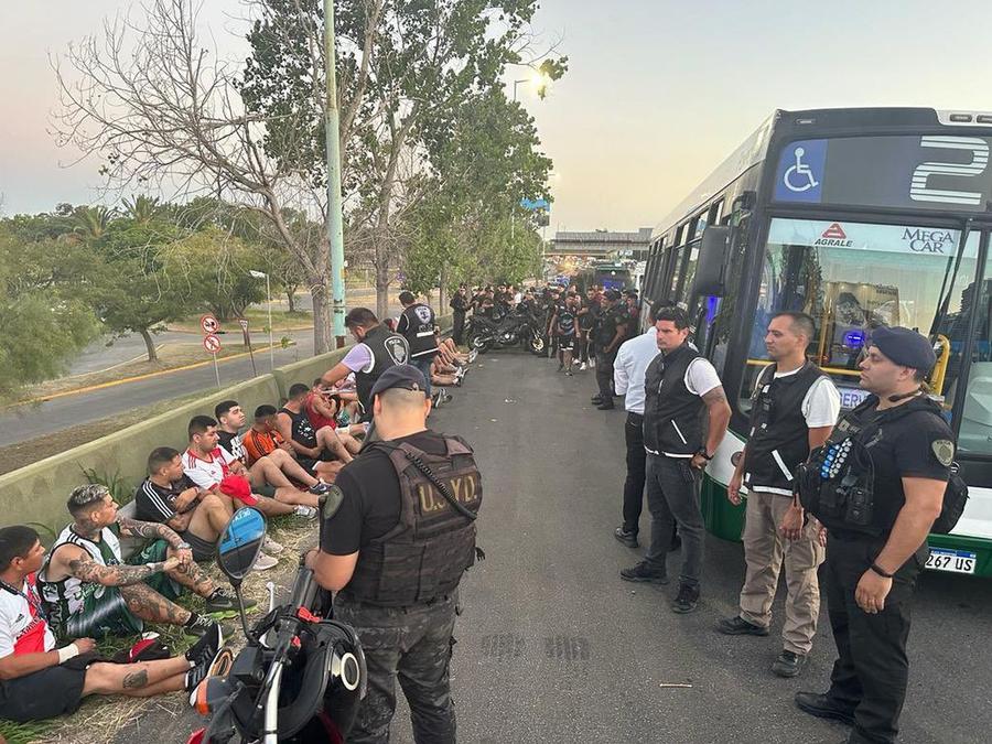 Sursă foto: X Scene șocante în Argentina » Fanii lui River Plate au fost arestați după ce s-au găsit asupra lor arme albe