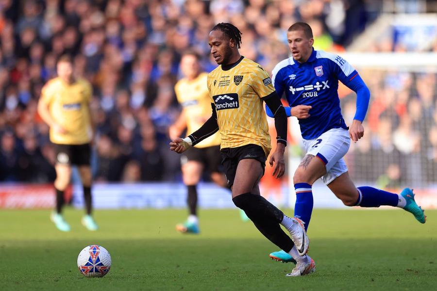 Lamar Reynolds, atacantul lui Maidstone cu gol și pasă decisivă la 2-1 pe terenul lui Ipswich Foto: Guliver/GettyImages Revelația Angliei se numește Maidstone United » Secretele primei echipe din liga a 6-a care atinge „optimile” Cupei în ultimii 45 de ani!