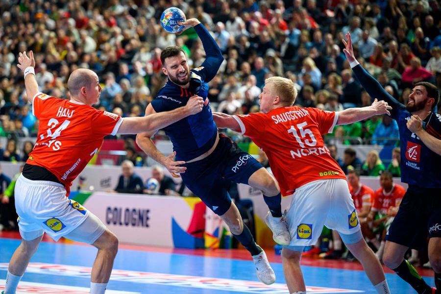 Nedim Remili în acțiune în finala contra Danemarcei Foto: Imago Bucuria Franței și dezamăgirea daneză după finala Campionatului European: „Mi s-a părut dezgustător!”