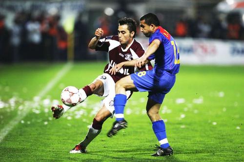 Mugurel Buga, în tricoul Rapidului, într-un duel cu Petre Marin (FCSB)