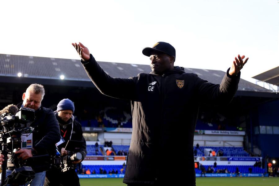 George Elokobi și-a încheiat cariera de jucător la Maidstone în 2022 și antrenează Maidstone din 2023 Foto: Guliver/GettyImages Revelația Angliei se numește Maidstone United » Secretele primei echipe din liga a 6-a care atinge „optimile” Cupei în ultimii 45 de ani!