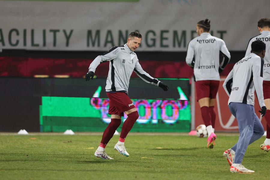 Ciprian Deac, azi, la încălzire. FOTO: facebook.com/cfr1907 Prima decizie majoră luată de Mutu la CFR » Revine ca titular în Liga 1 după două luni