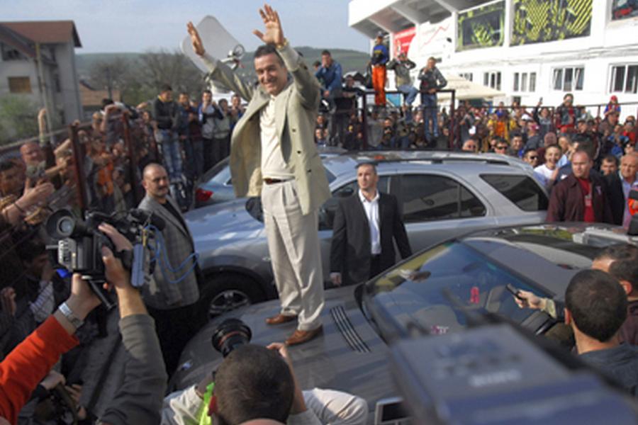 Imagine din 2012 cu Gigi Becali pe Maybach Gigi Becali vrea să se urce din nou pe Maybach: „Mi-a zis nevasta că mă fac de râs!”