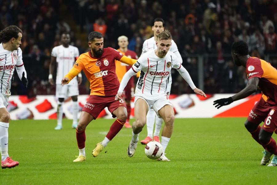 Denis Drăguș putea face 2-0 pentru Gaziantep în prima repriză Foto: Twitter Gaziantep Florin Niță, senzațional, parada meciului! Dar Șumudică și Gaziantep au cedat în final asediului Galatei